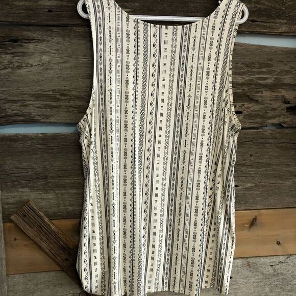 Love & Legend plus size 2X tank tip with tie front - Picture 3 of 5